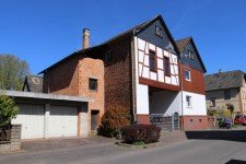 Hauptbild Ideal für Tierhaltung, Hobbys oder Handwerker: Schöne Hofreite in Fernwald-Albach
